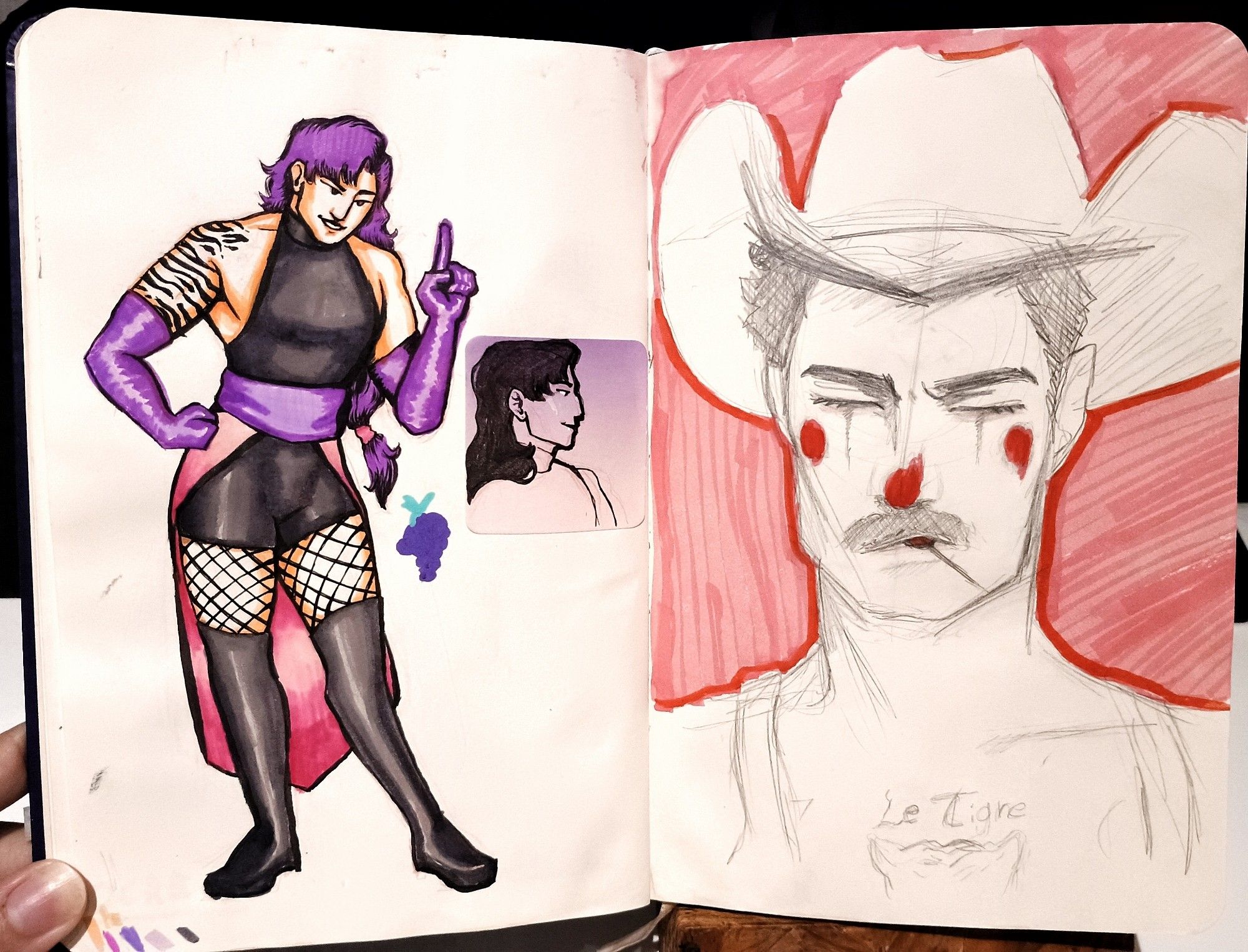 Páginas de sketchbook, na esquerda um gomen de cabelo longo roxo, Kase, com roupas justas e uma longa luva roxa, sorrindo. Na direita, um retrato de um homem com chapéu de cowboy e maquiagem de palhaço, um pirulito ba boca e tatuagem no peito escrito Le Tigre. #Art #SupportArtists #BRart