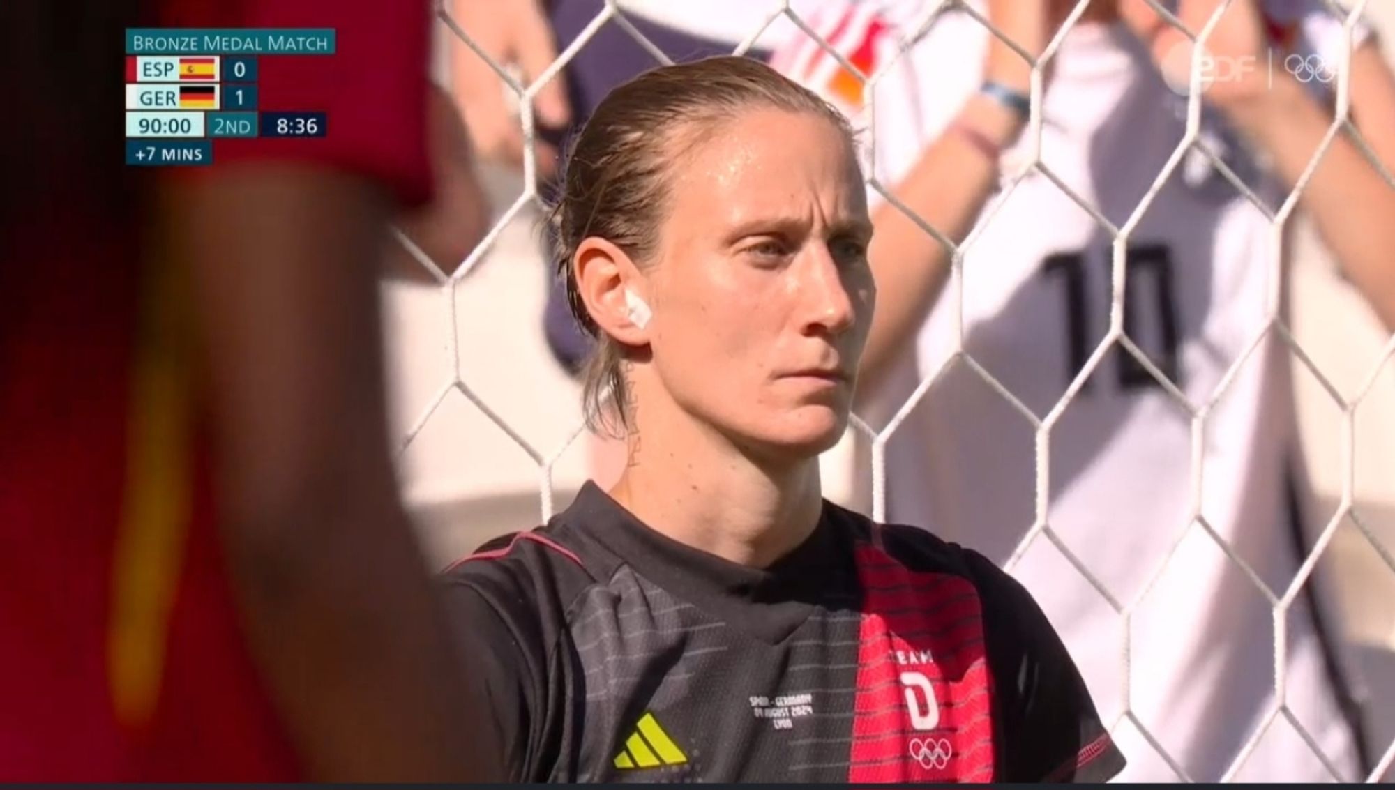 Ann-Katrin Berger, die Torhüterin der deutschen Nationalmannschaft der Frauen mit zum Zopf gebundenen Haaren, Schwarz-rotem Adidas-Trikot und einem stechenden Blick, der die Elfmeterschützin irritiert.