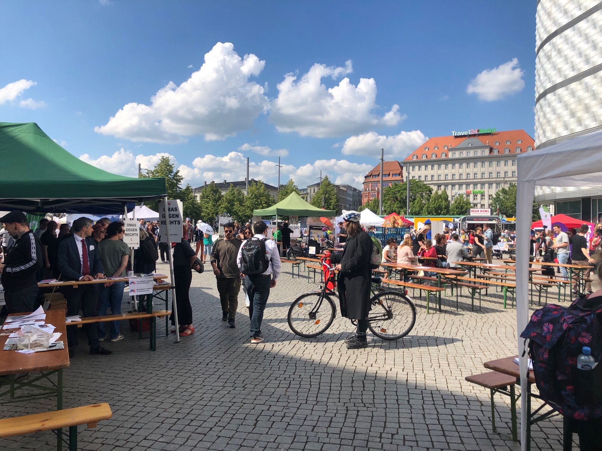 Informationsstände auf dem Markt der Demokratie