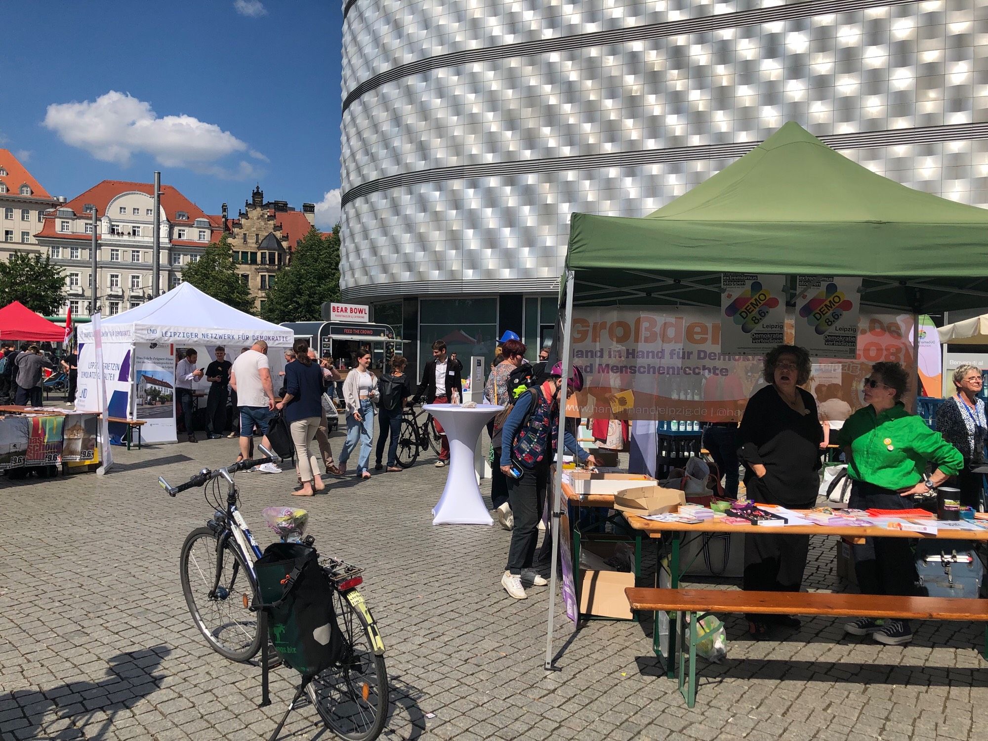 Informationsstände auf dem Markt der Demokratie