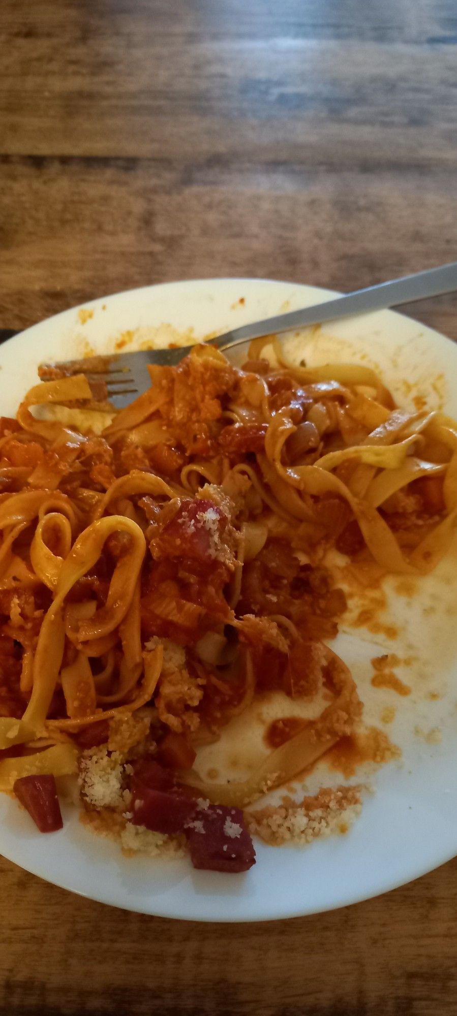 Pasta met groente/tomatensaus en gebakken smac.