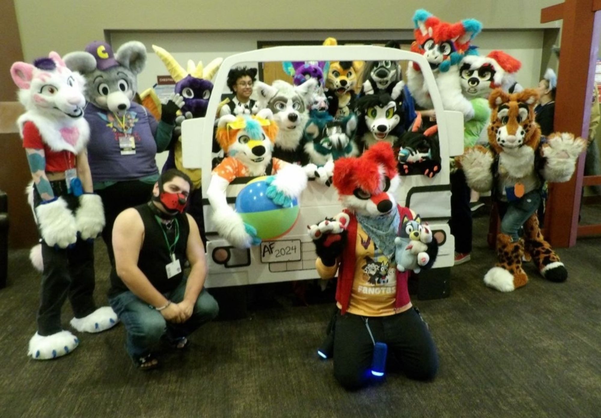 The fursuiters gathered around the Isekai truck for a fun little photo.