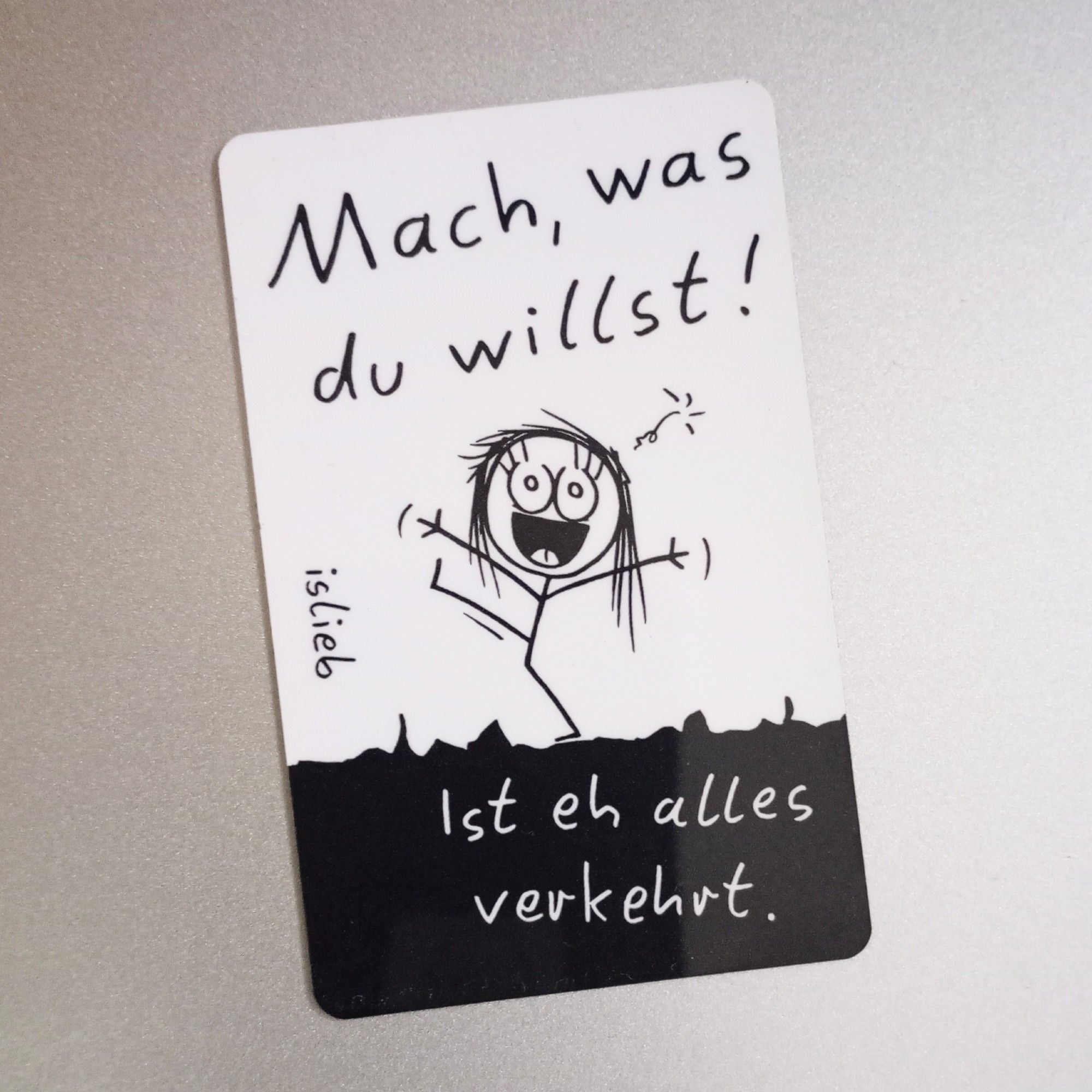 Foto eines Magneten mit islieb-Motiv, das eine tanzende Frau zeigt, dazu der Slogan: "Mach was du willst, ist eh alles verkehrt".