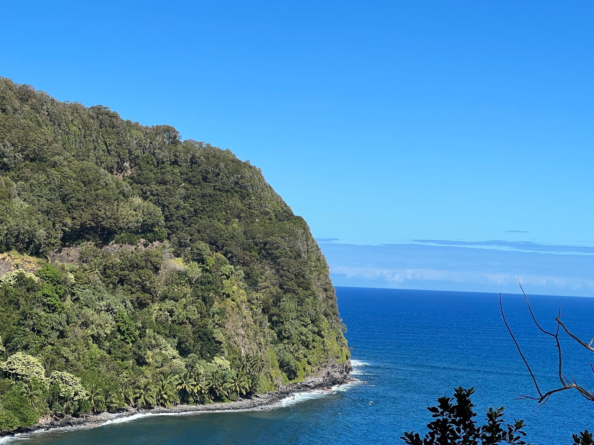 A view of the sea by a rest stop on the road to Hana