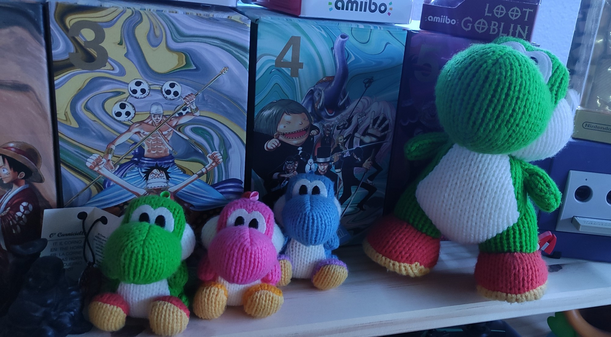 Les 4 amiibo Yoshi de laine réunis en famille, c'est beau je pleure 