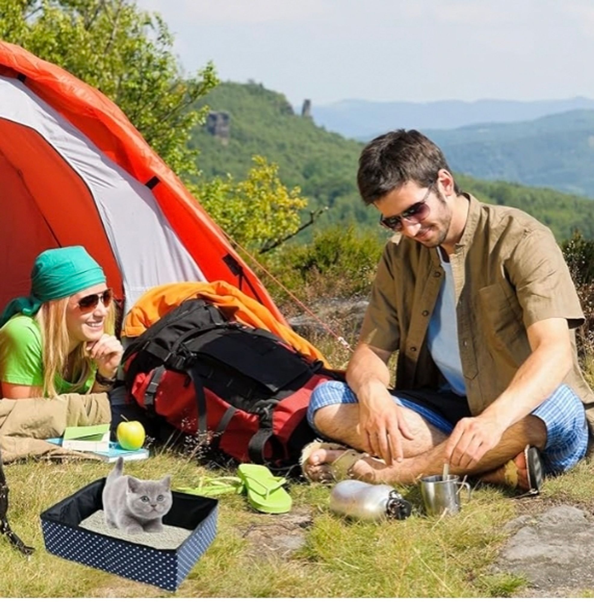 Un chaton est dans son bac à litière en plein air à côté d'un homme et d'une femme qui font du camping