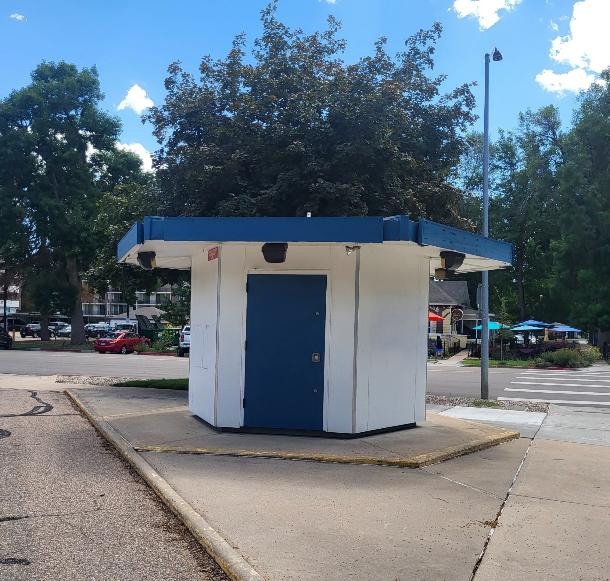 A blue and white building sitting in a parking lot