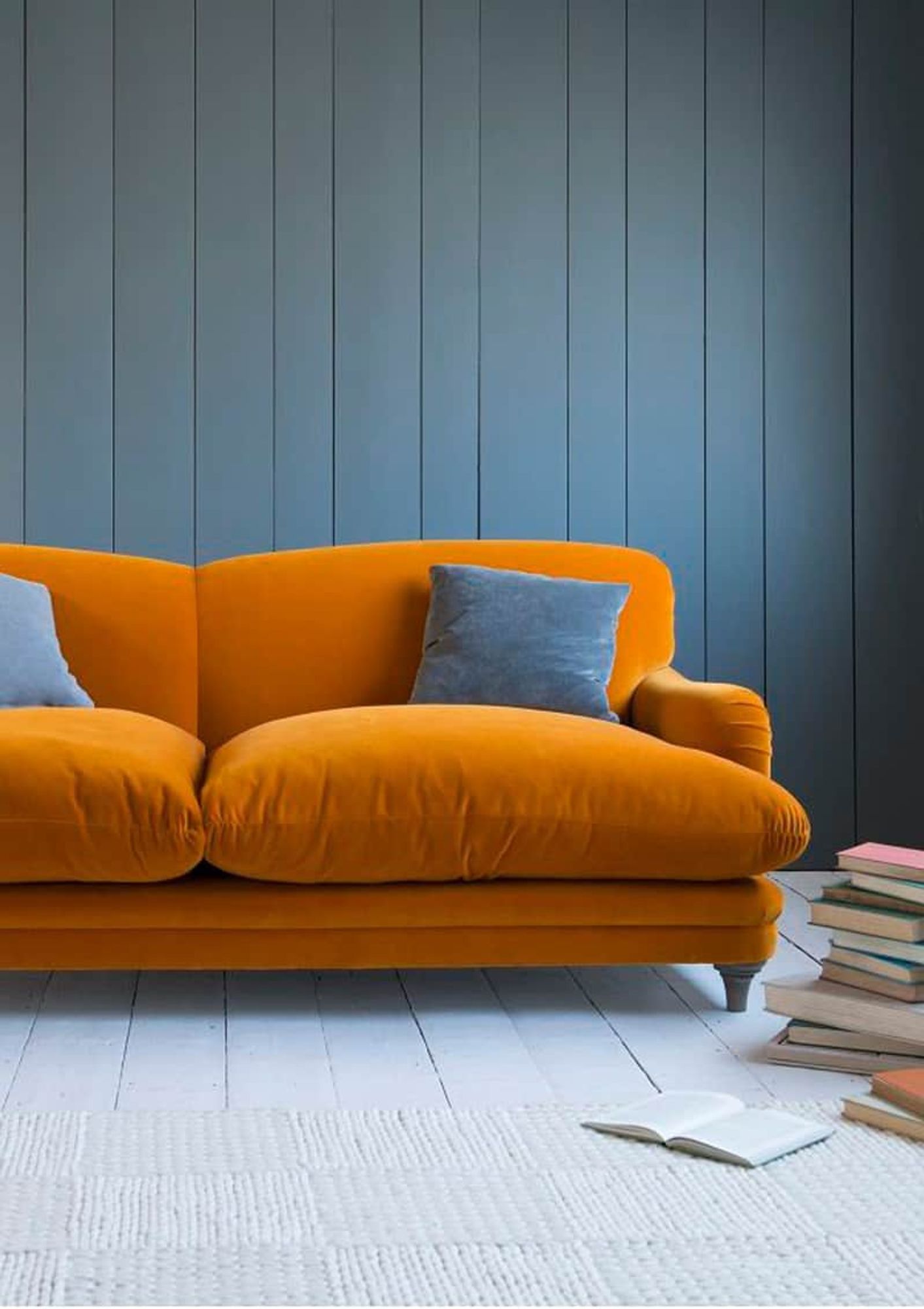 un divano arancione / an orange sofa.