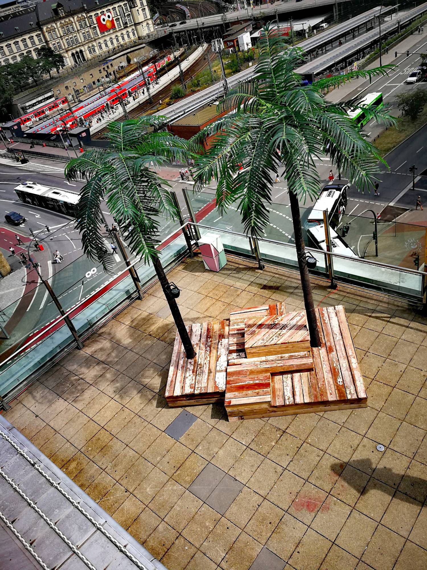 2 künstliche Palmen im 4 Stock Außen Terrasse mit Blick auf die Innenstadt Hauptbahnhof und Museum für Kunst und Gewerbe