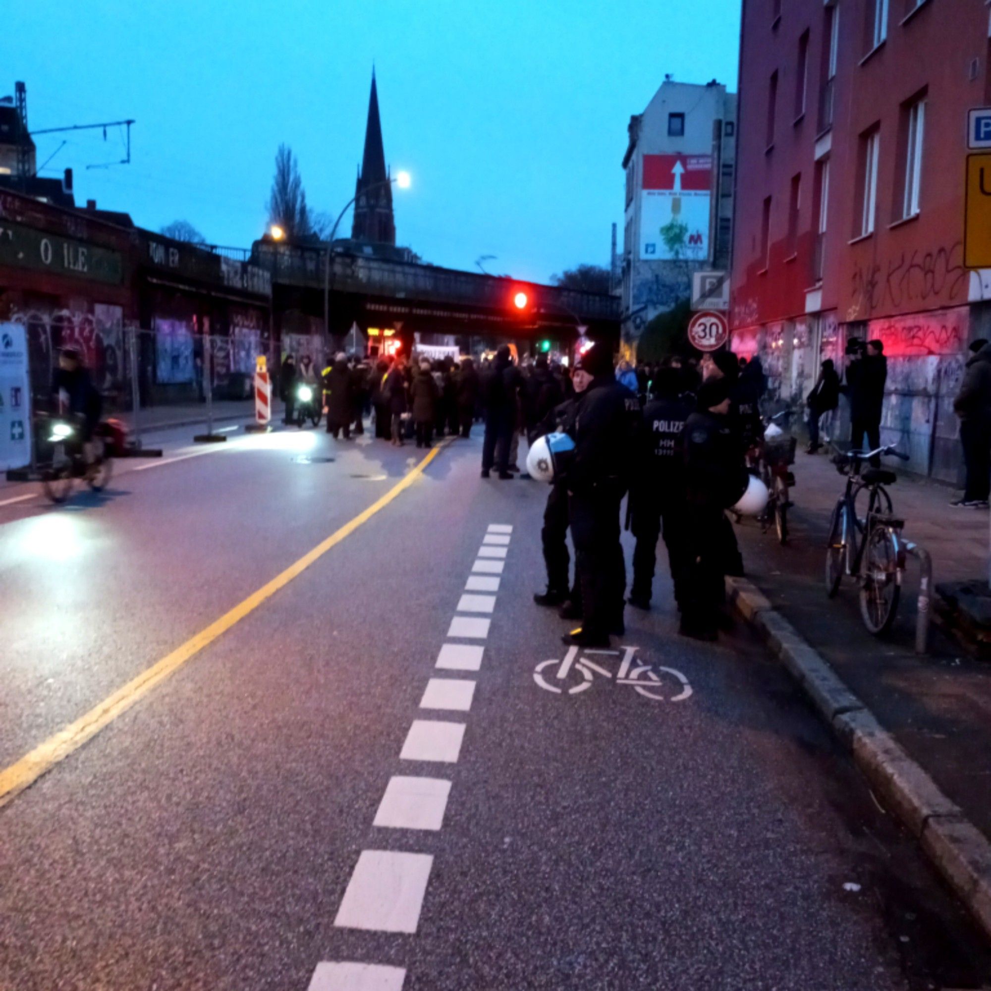 morgens in der Dämmerung
Demo an der Sternbrücke
Rechts Einsatz - Polizei