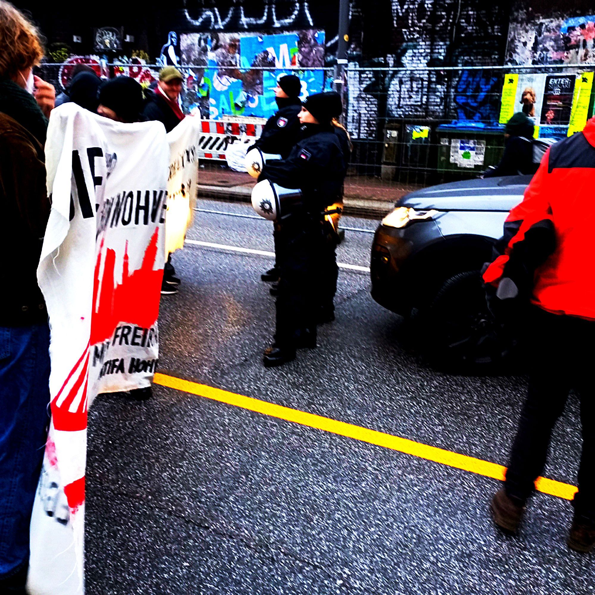 Demo an der Sternbrücke
Fahrzeug versucht die Straße zu nutzen obwohl Demo
Dazwischen Einsatzpolizei