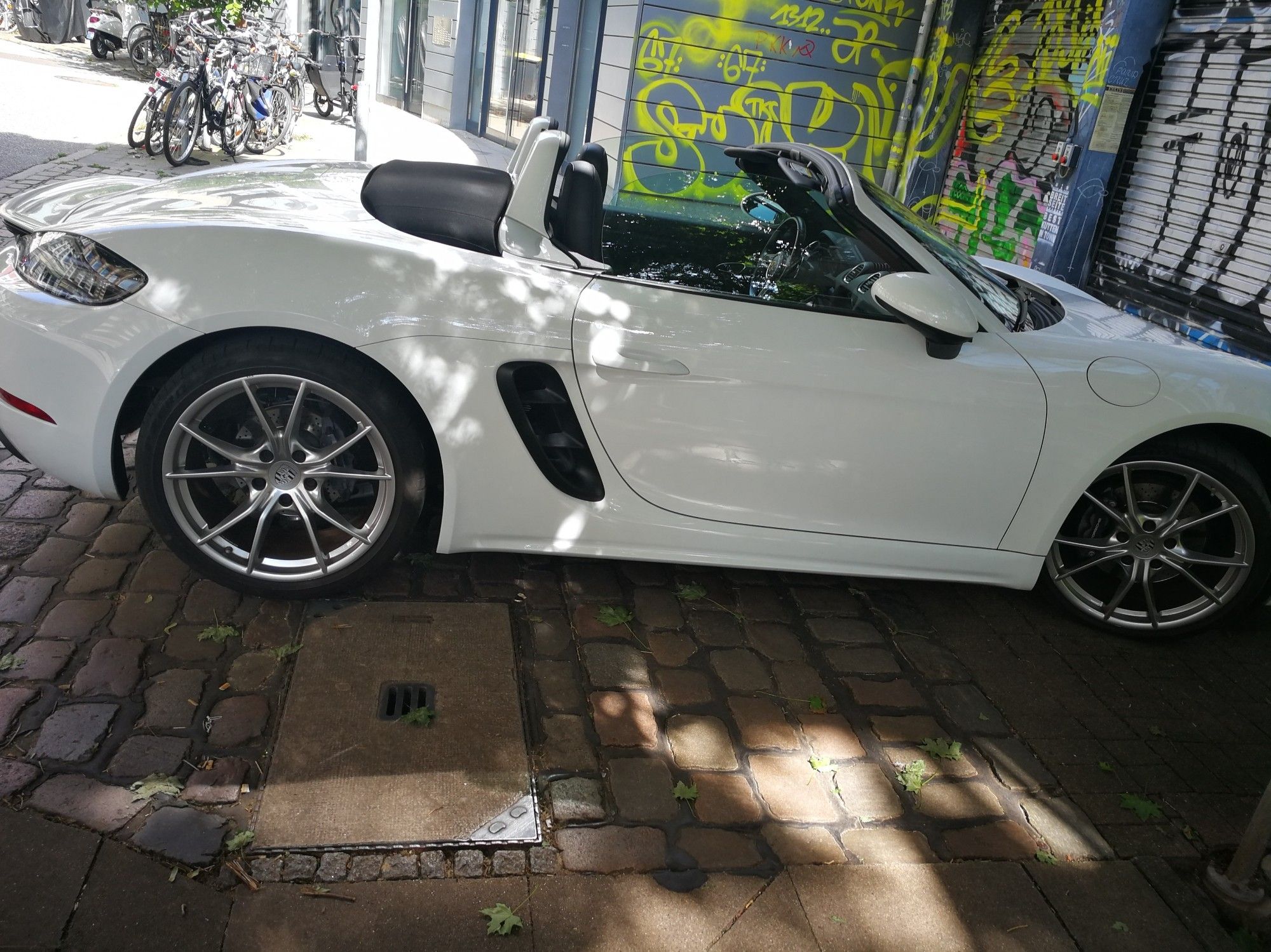 Weißer Porsche in Garageneinfahrt