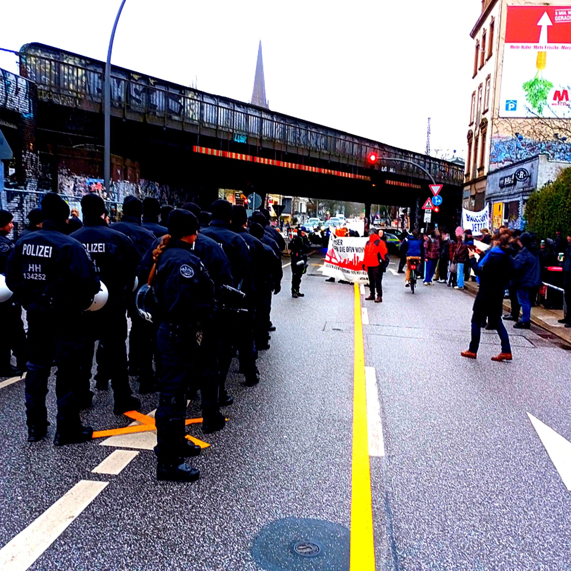 Demo vor der Sternbrücke
Links ein Spalier von Polizei
Rechts und auf Straße Demonstration