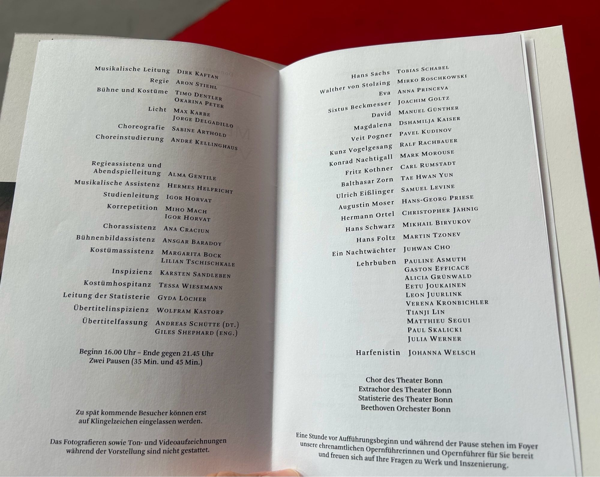 Musikalische Leitung
DIRK KAFTAN
Regie
ARON STIEHL
Bühne und Kostüme
TIMO DENTLER
OKARINA PETER
Licht
MAX KARBE
JORGE DELGADILLO
Choreografie SABINE ARTHOLD
Choreinstudierung ANDRÉ KELLINGHAUS
Regieassistenz und Abendspielleitung
ALMA GENTILE
Musikalische Assistenz HERMES HELFRICHT
Studienleitung IGOR HORVAT
Korrepetition
MIHO MACH
IGOR HORVAT
ANA CRACIUN
Chorassistenz
Bühnenbildassistenz
ANSGAR BARADOY
Kostümassistenz
MARGARITA BOCK
LILIAN TSCHISCHKALE
Inspizienz
KARSTEN SANDLEBEN
Kostümhospitanz TESSA WIESEMANN
Leitung der Statisterie GYDA LöCHER
Übertitelinspizienz WOLFRAM KASTORP
Übertitelfassung
ANDREAS SCHÜTTE (DT.)
GILES SHEPHARD (ENG.)
Beginn 16.00 Uhr - Ende gegen 21.45 Uhr
Zwei Pausen (35 Min. und 45 Min.)
Hans Sachs
Walther von Stolzing
Eva
TOBIAS SCHABEL
MIRKO ROSCHKOWSKI
ANNA PRINCEVA
Sixtus Beckmesser
JOACHIM GOLTZ
David
MANUEL GÜNTHER
Magdalena
DSHAMILJA KAISER
Veit Pogner
PAVEL KUDINOV
Kunz Vogelgesang
RALE RACHBAUER
Konrad Nachtigall MARK MOROUSE
Fritz Kothner CARL RUM