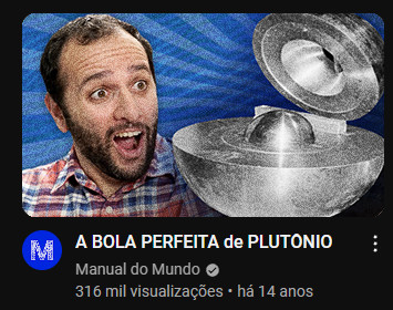 Montagem com captura de tela do YouTube, mostrando um vídeo do Manual do Mundo com o título "A BOLA PERFEITA de PLUTÔNIO". Na miniatura do vídeo, Iberê olha espantado para o Núcleo do Demônio.