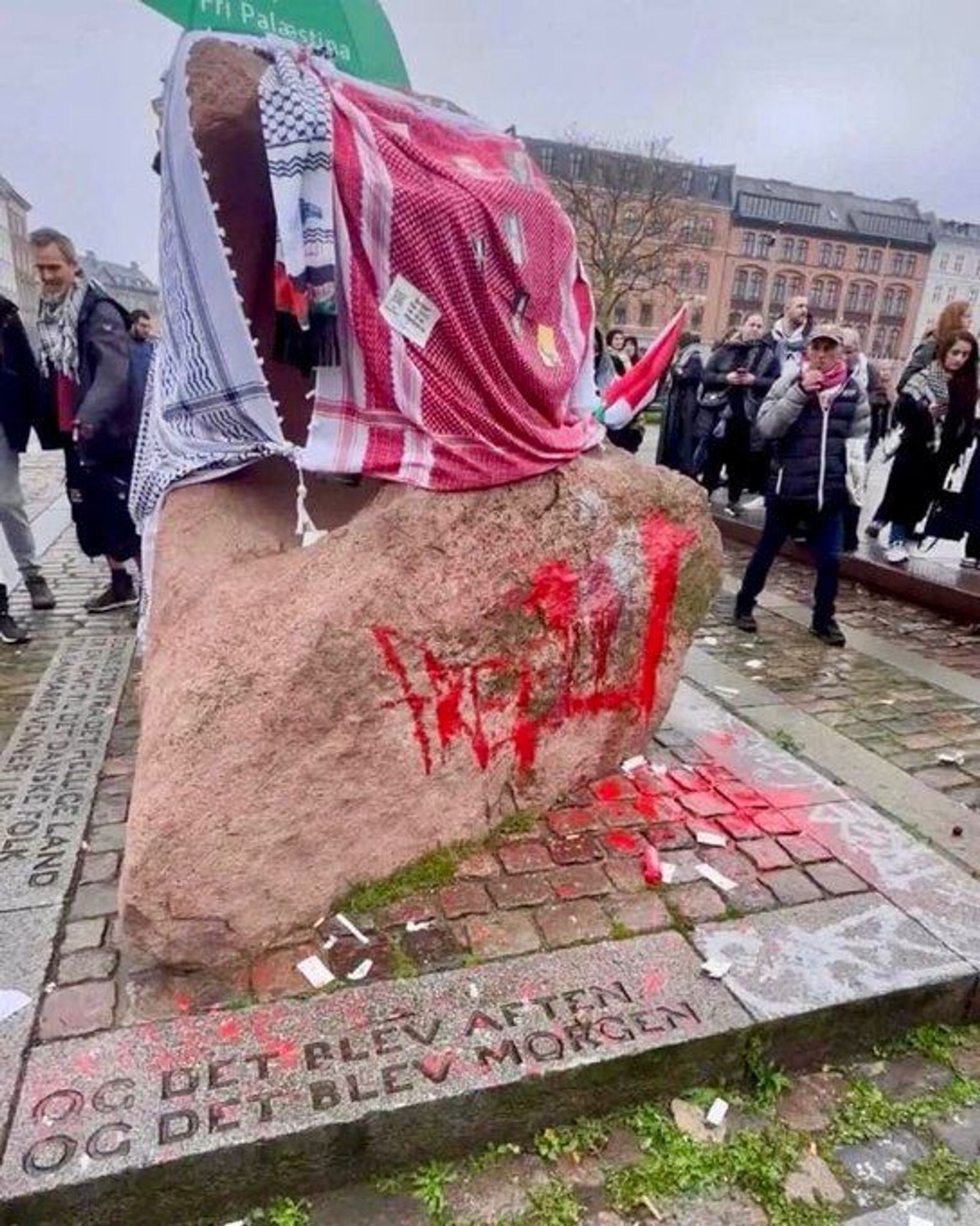 Dass Denkmal zu Ehren der Rettung der Juden während der Shoah in Kopenhagen wurde mit roter Farbe beschmiert und mit Pali-Lappen verhüllt