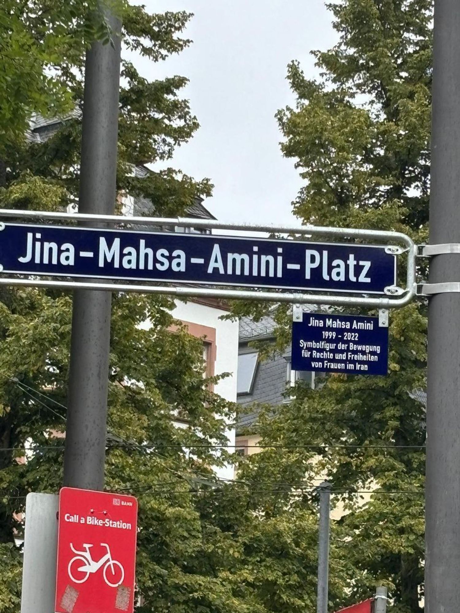 Das neue Straßenschild für den Jina-Mahsa-Amini-Platz in Frankfurt

Darunter die Gedenkplakette: 
Jina Mahsa Amini
1999-2022
Symbolfigur der Bewegung für Rechte und Freiheiten von Frauen im Iran