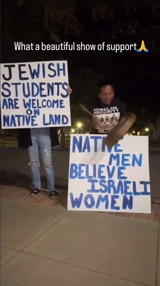 Native Americans halten Schilder mit "Jewish Students are welcome on native Land" und "Native men Believe Israeli women"