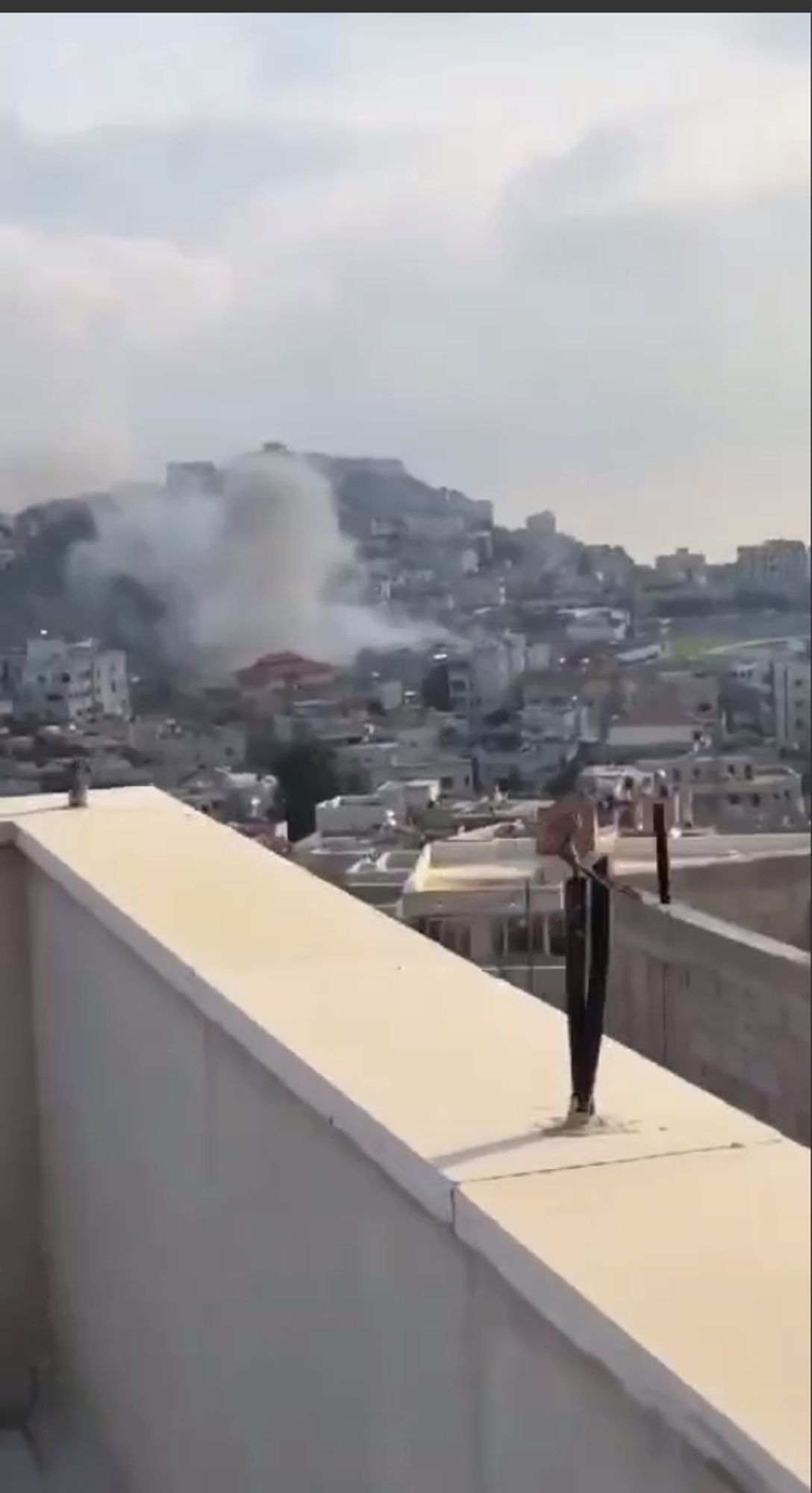 Einschlag einer Hisbollah Rakete auf einem Fußballplatz