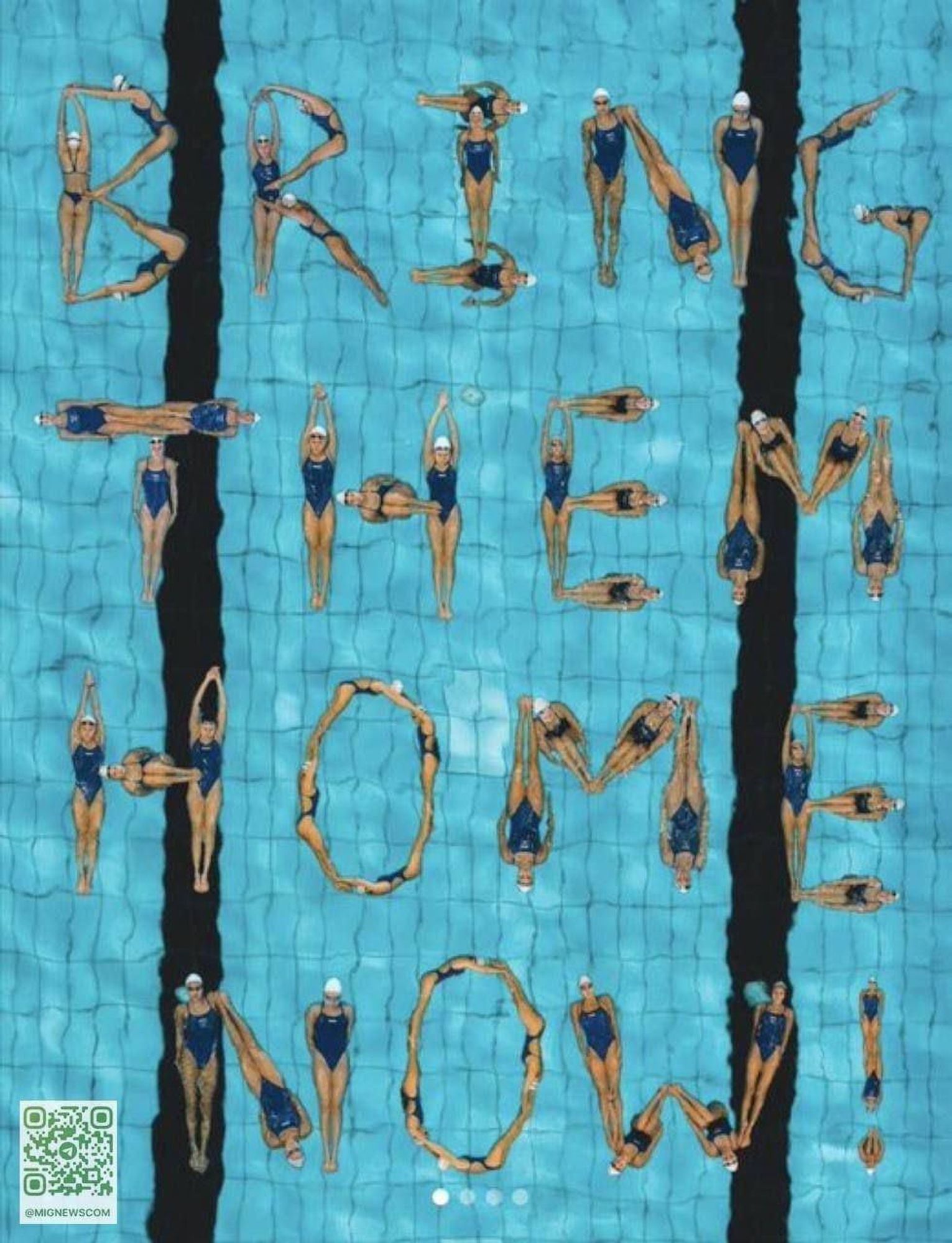 Die olympische Schwimmtmannschaft von Israel schreibt im Becken "Bring them Home Now" mit ihren Körpern.