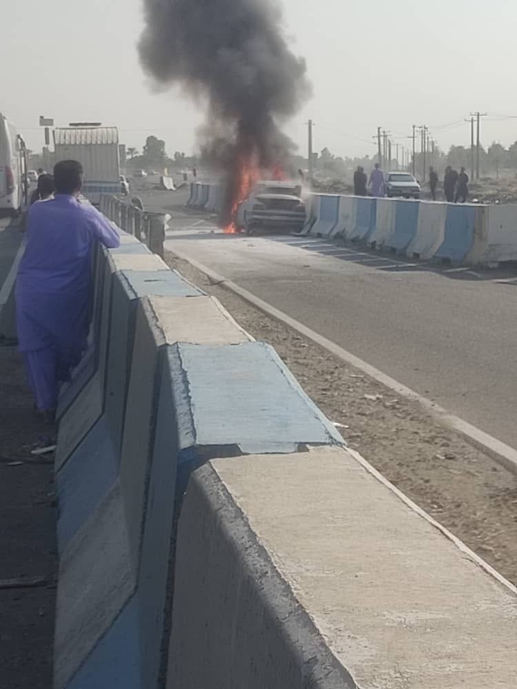 Brennendes Auto in einer Betonbarrikade in Iranschah.