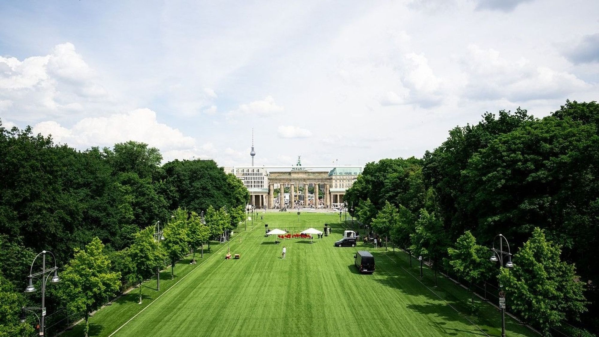 Kunstrasen vor dem Brandenburger Tor