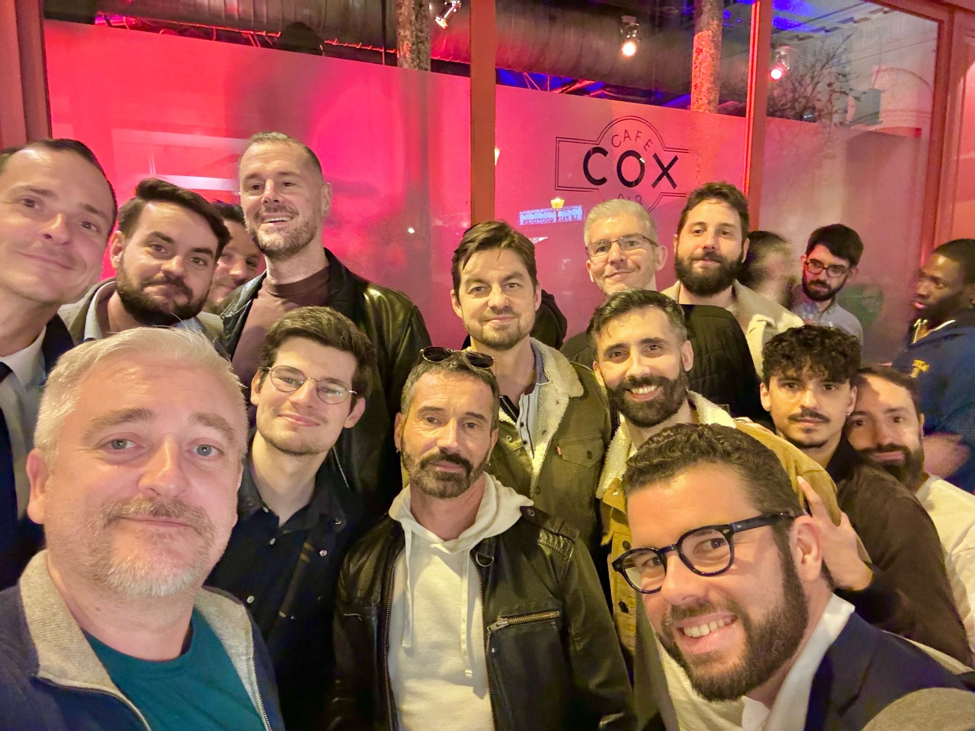 Photo de groupe avec que des jolis garçons devant le bar Le Cox à Paris pour la Jeudi Beuverie