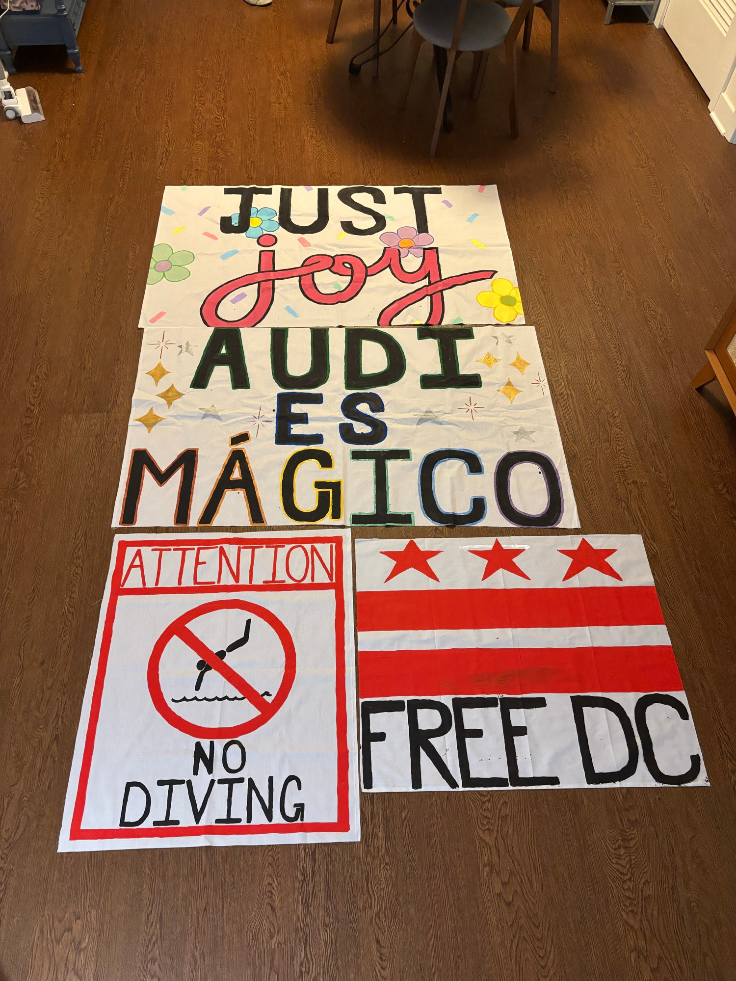 4 banners
JUST JOY
AUDI ES MÁGICO
ATTENTION NO DIVING
FREE DC