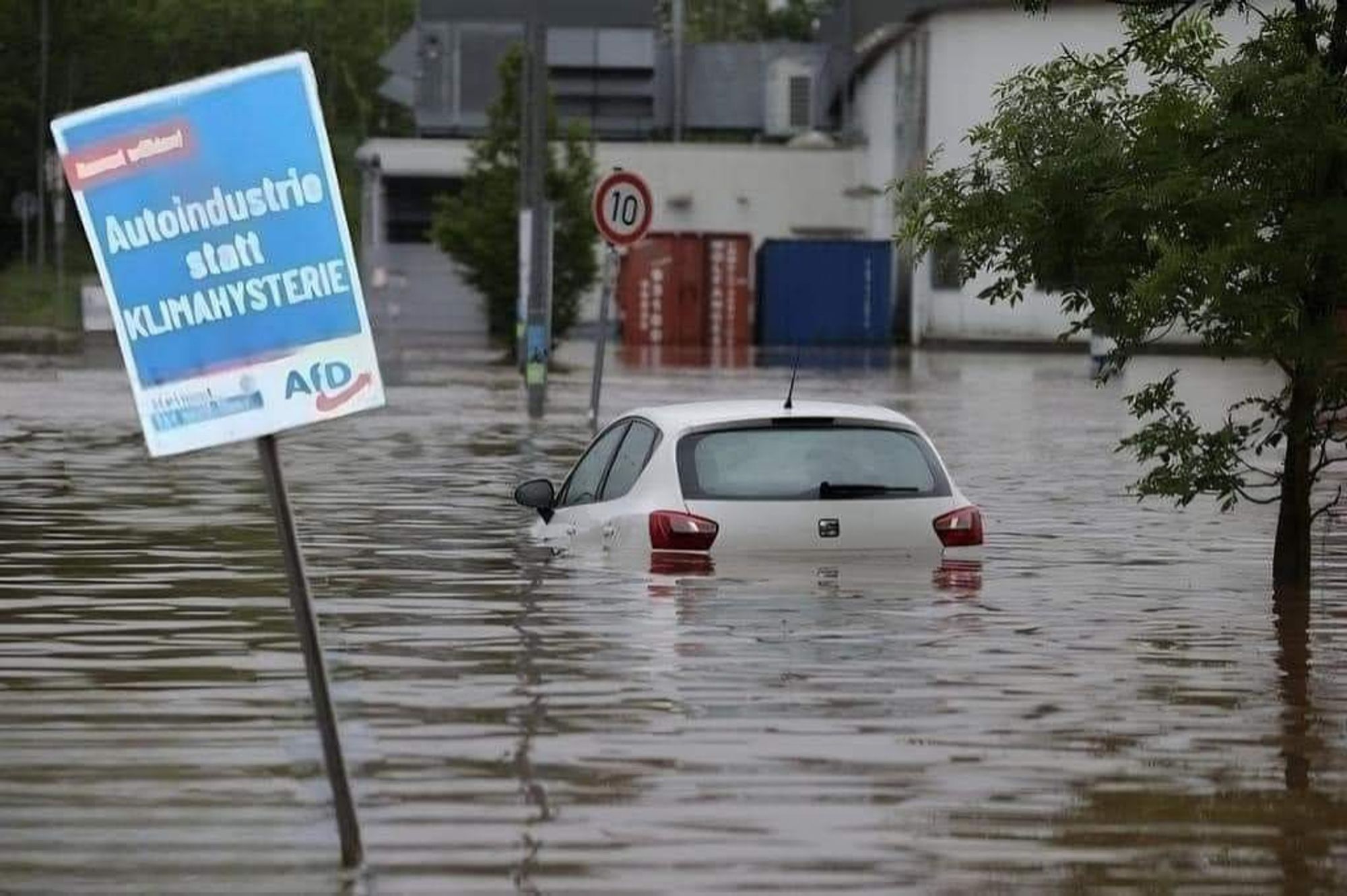 Die von #Putins bezahlte braune Faschisten #AfD saufen Wasser👎Die anderen saufen ab. KLIMAWANDEL IST JETZT 👍