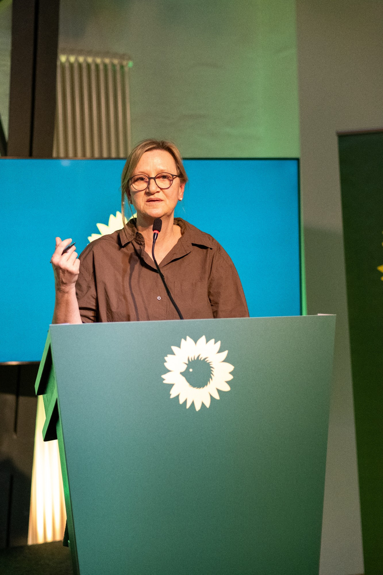 Petra spricht vom Podium auf dem Landesausschuss