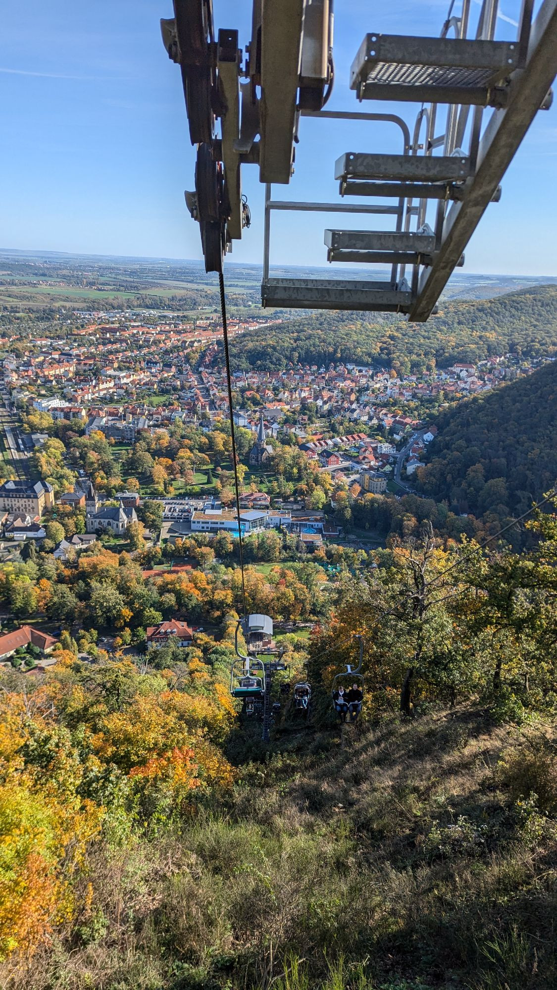 Blick von der Seilbahn ins Tal 