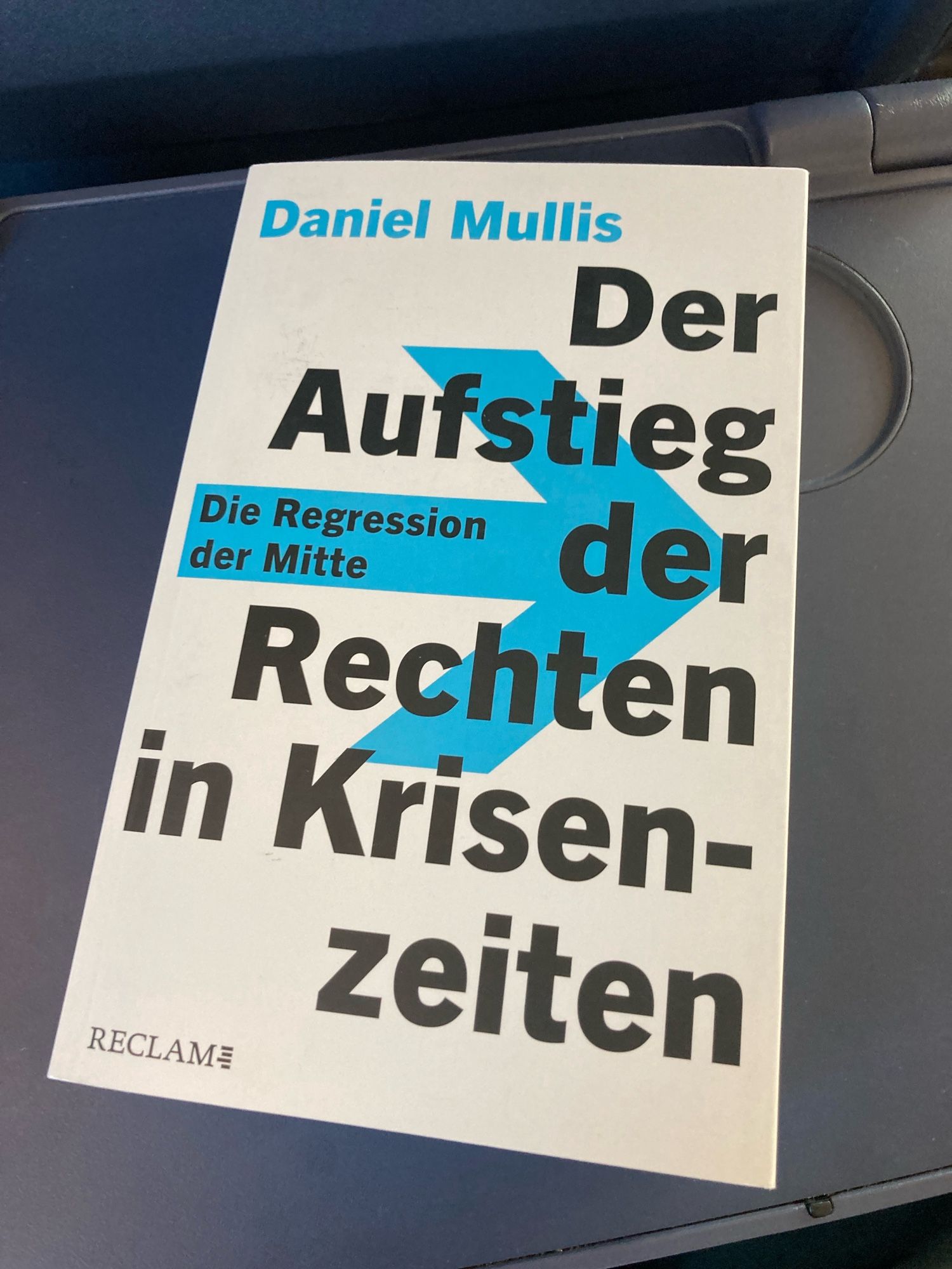 Zu sehen ist das Buch „Der Aufstieg der Rechten in Krisenzeiten“ von Daniel Mullis.