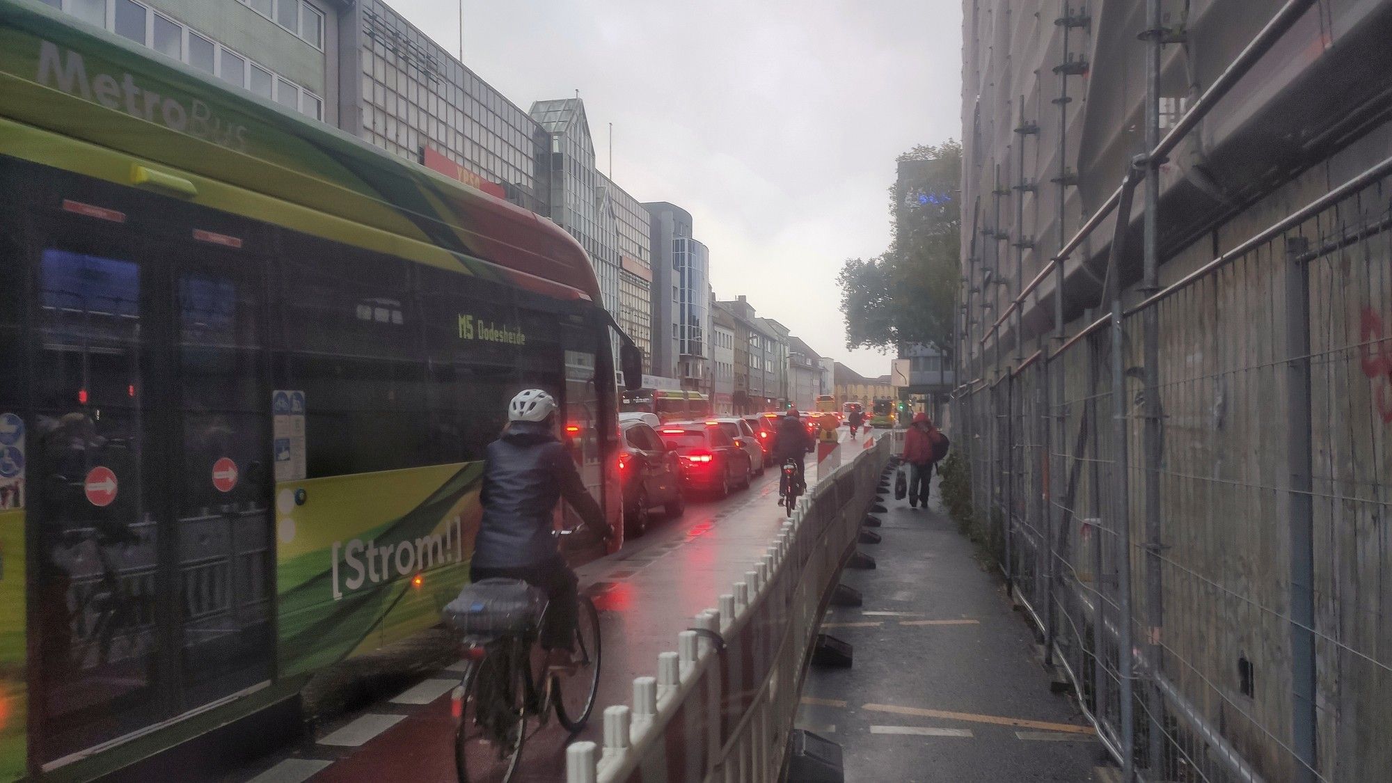 Neumarkt in Osnabrück. Sicht in Richtung >Neuer Graben< Bus (ÖPNV) steht im Stau. Rechts daneben ein (Rad)Schutzstreifen mit Radfahrer und Baustellengehweg. Für Fußgänger und Radfahrer alles frei.