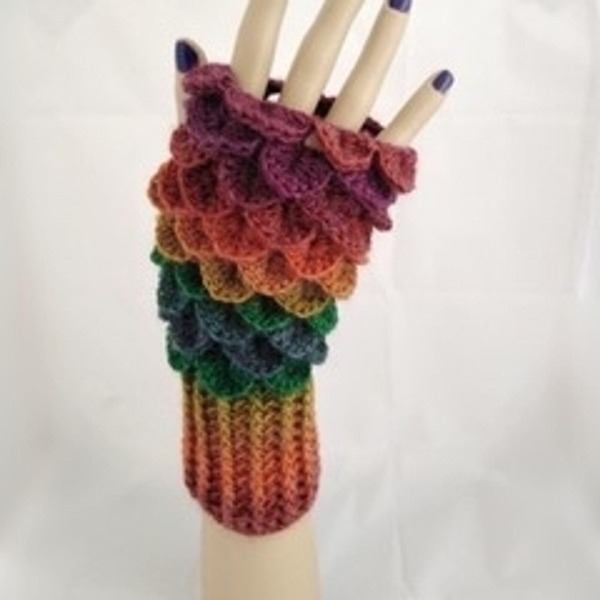 Dragonscale wristwarmer.
11 rounds of overlapping scales over main part of hand worked in multicoloured yarn.