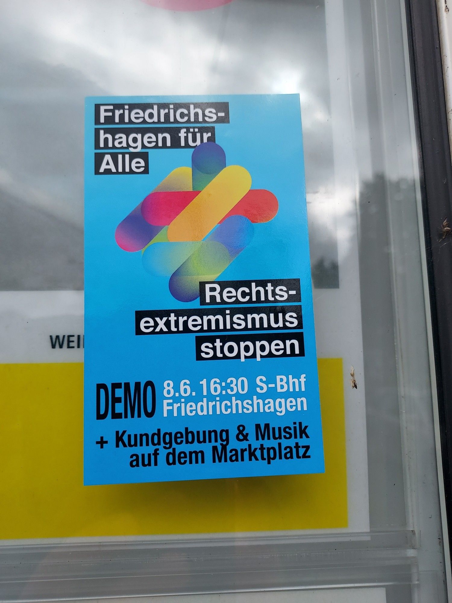 Aufkleber am BVG Fahrauskunft Fenster Demo gegen Rechtsextremismus Friedrichshagen am 8.6.2024 16 Uhr 30 S Bahnhof Friedrichshagen Deo plus Kundgebung und Musik auf dem Marktplatz Friedrichshagen