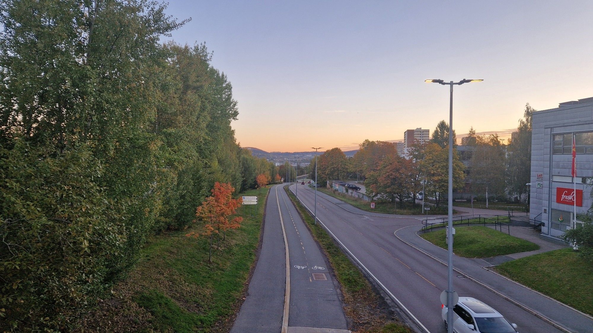 Nordover Tvetenveien fra gangbroen ved Haugerud