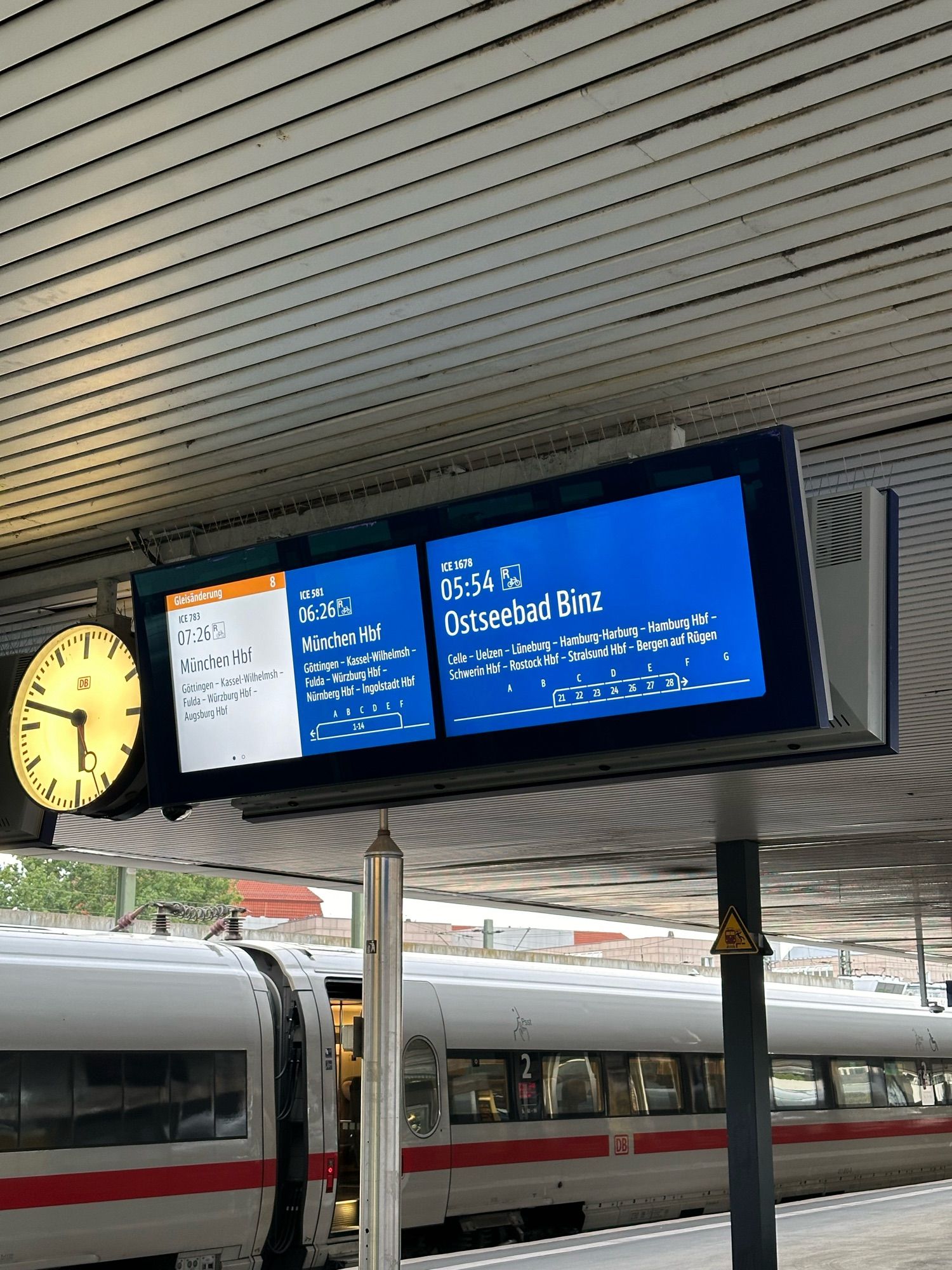 Anzeigetafel am Bahnsteig in Hannover Hauptbahnhof