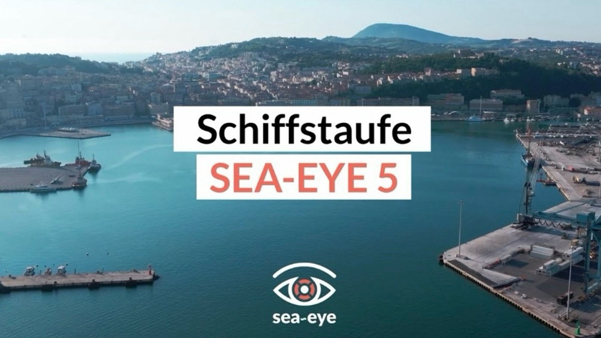 Titelbild mit der Aufschrift Schiffstaufe und Sea-Eye 5 aus der Perspektive einer Drohne, die den Hafen von Ancona fotografierte.