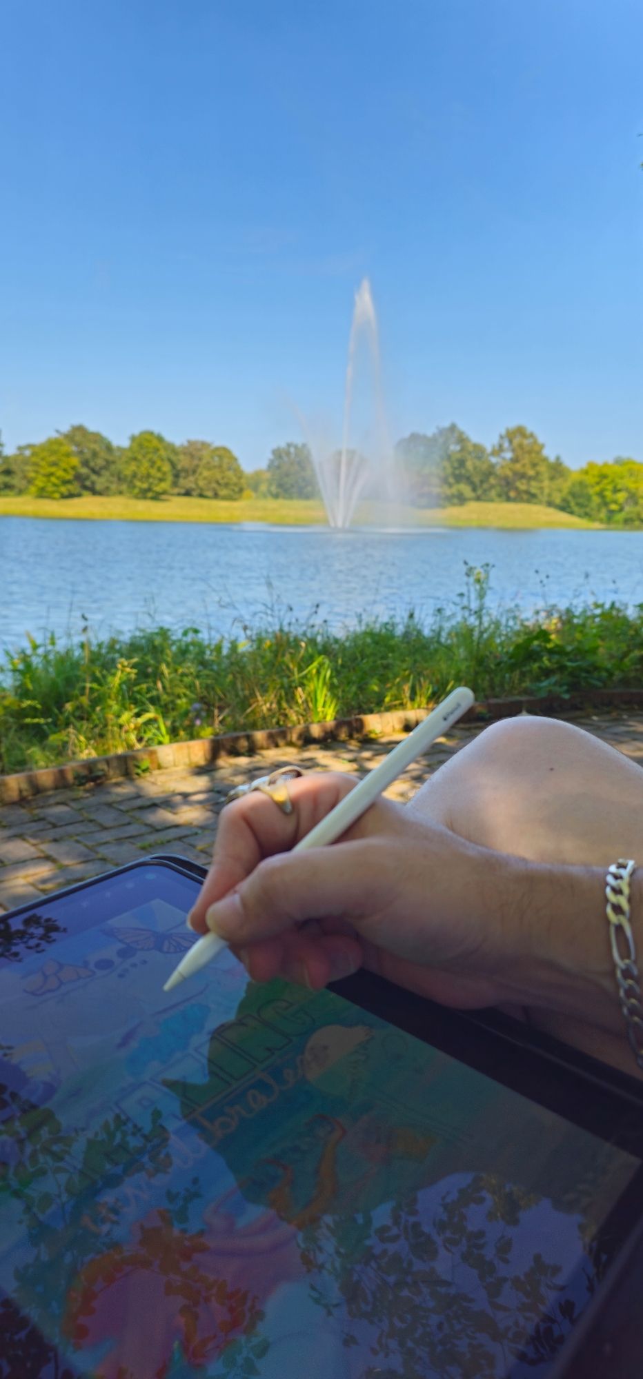 Drawing #invertebrates next to a lake with a large fountain in the center at the Chicago Botanic Garden