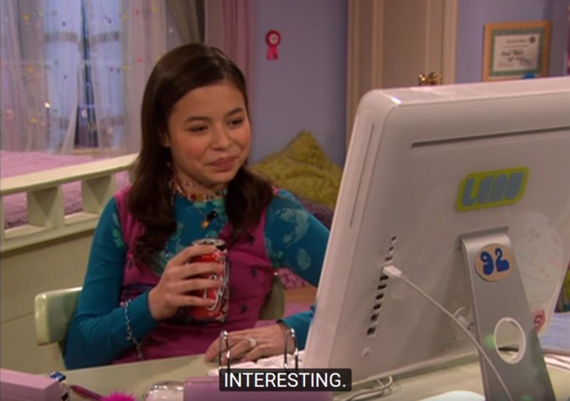 Miranda Cosgrove's character looking at a computer screen. O personagem de Miranda Cosgrove olhando para uma tela de computador.