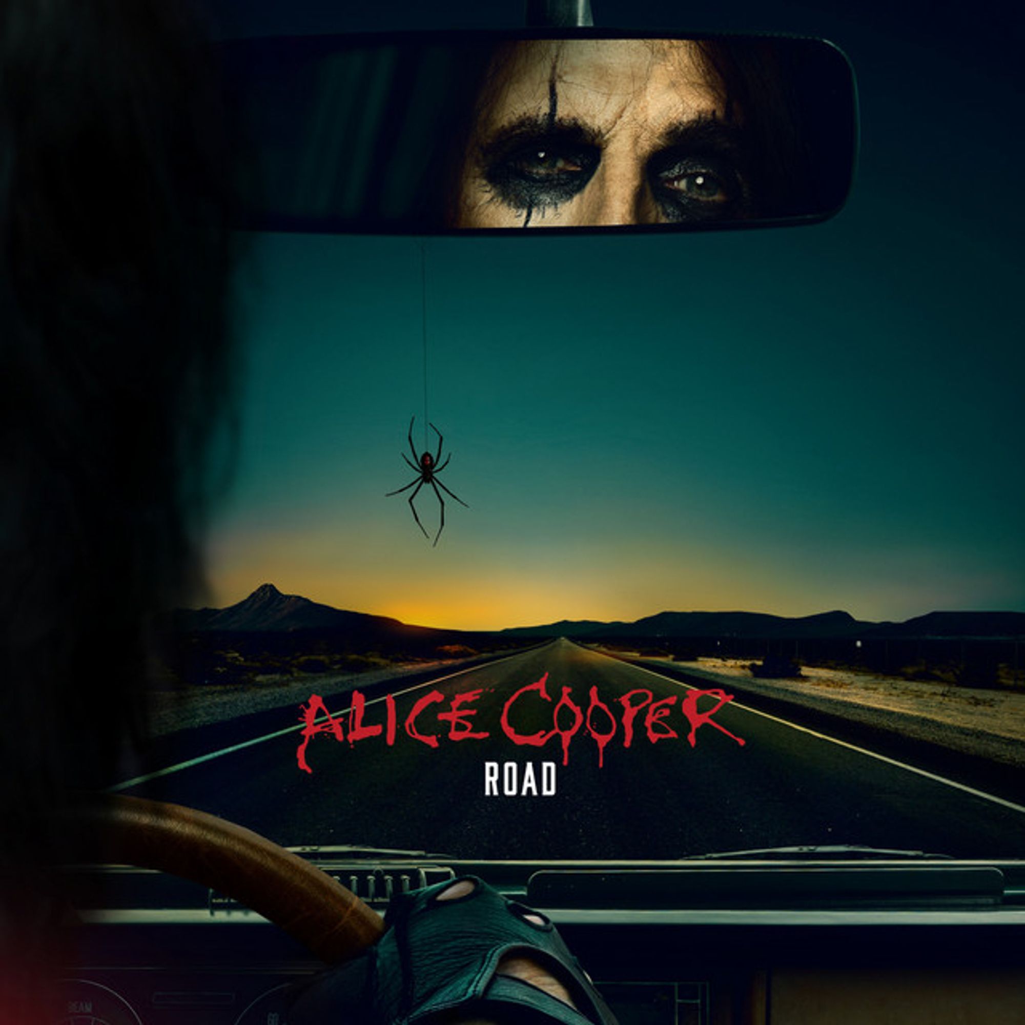 Alice Cooper - Road - Coverbild (Blick aus der Windschutzscheibe auf eine lange grade Straße im Sonnenuntergang. An der Scheibe lässt sich eine Spinne herunter. Im Rückspiegel sieht man die geschminkten Augen von Alice Cooper)