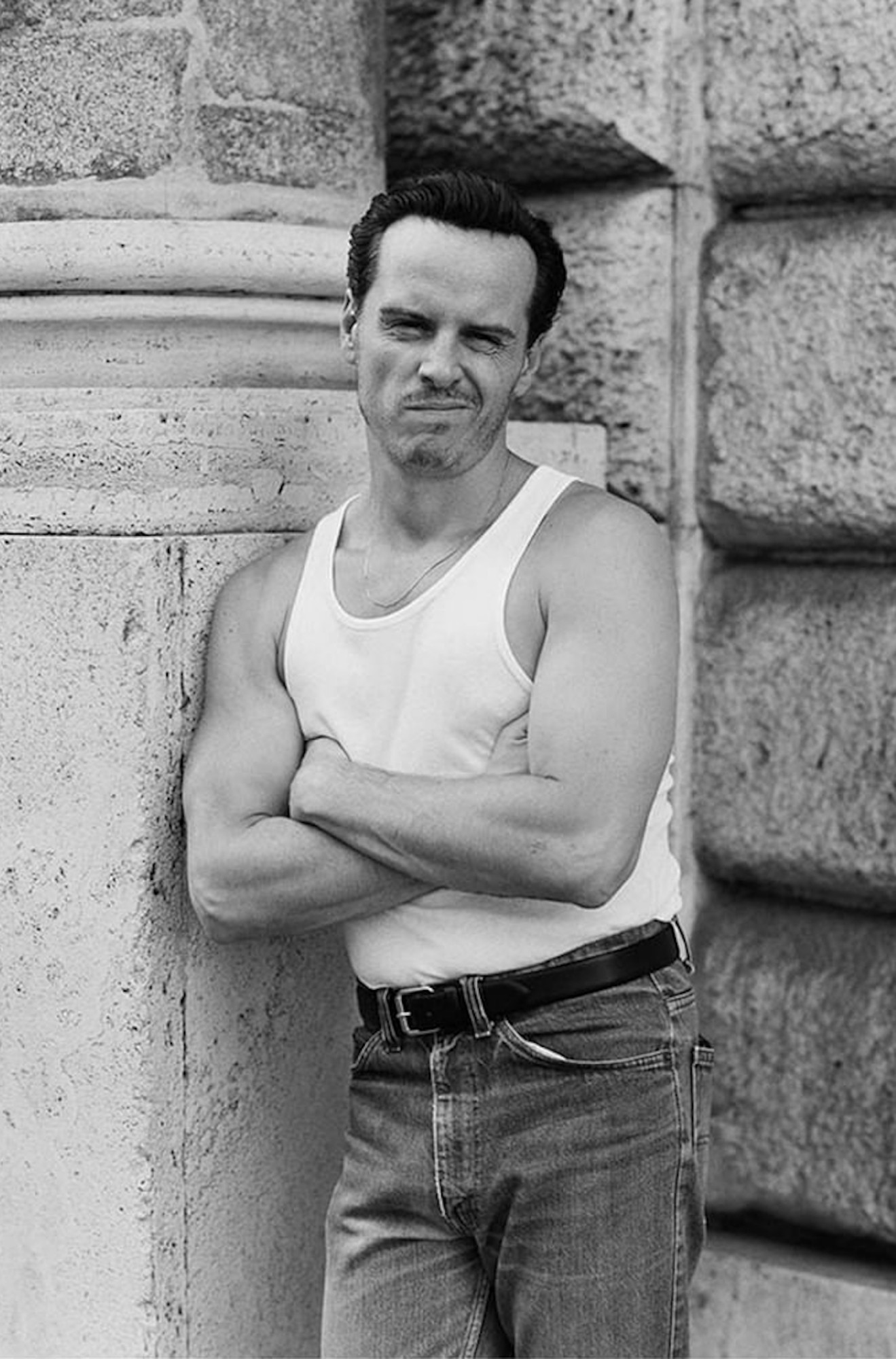 Der Schauspieler Andrew Scott auf einem schwarz weiß Foto in weißem Unterhemd und Jeans