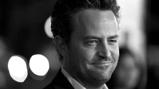 Ein Schwarz-weiß Bild des verstorbenen Schauspielers Matthew Perry