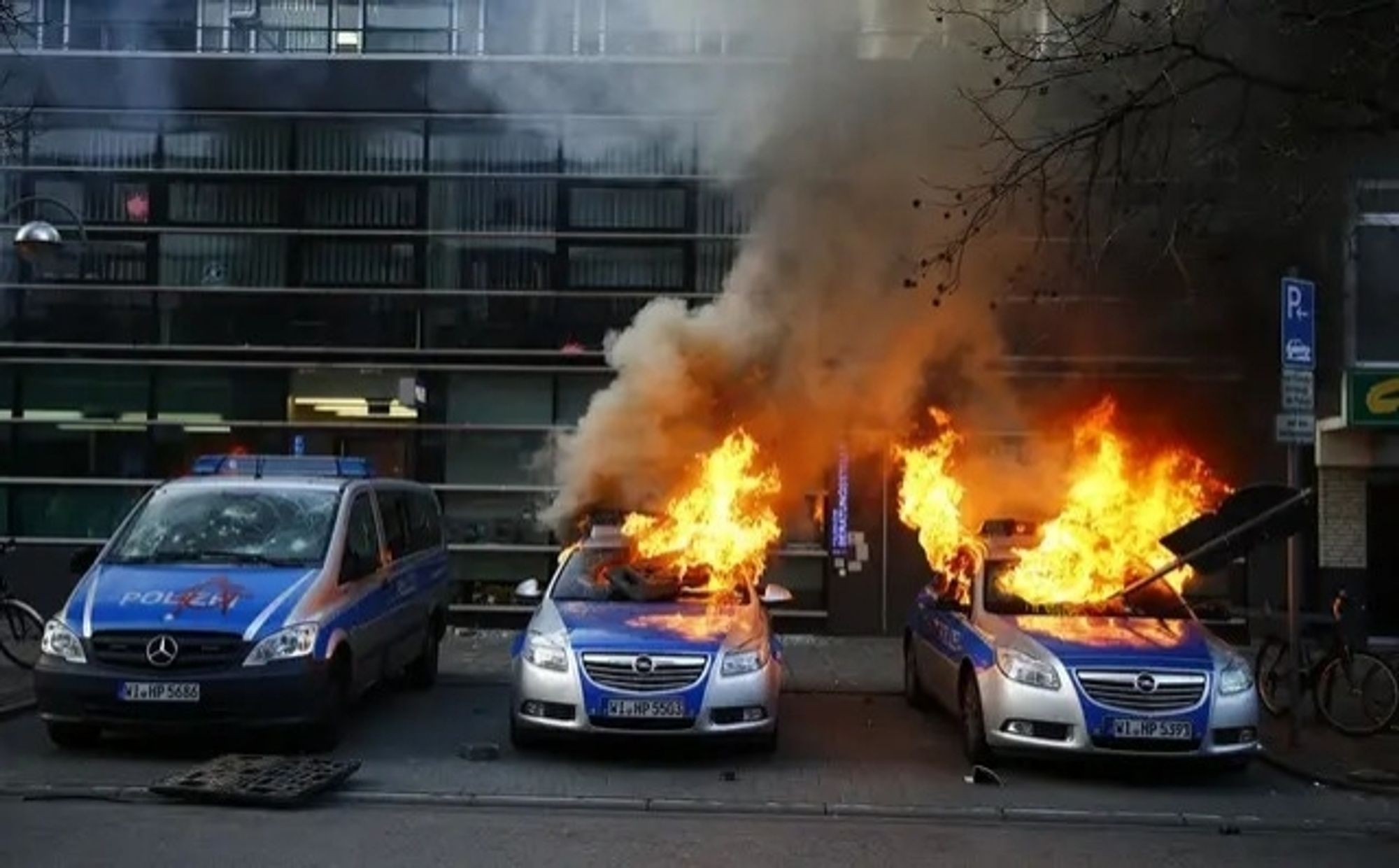 Ein Foto von zwei brennenden Polizeiautos