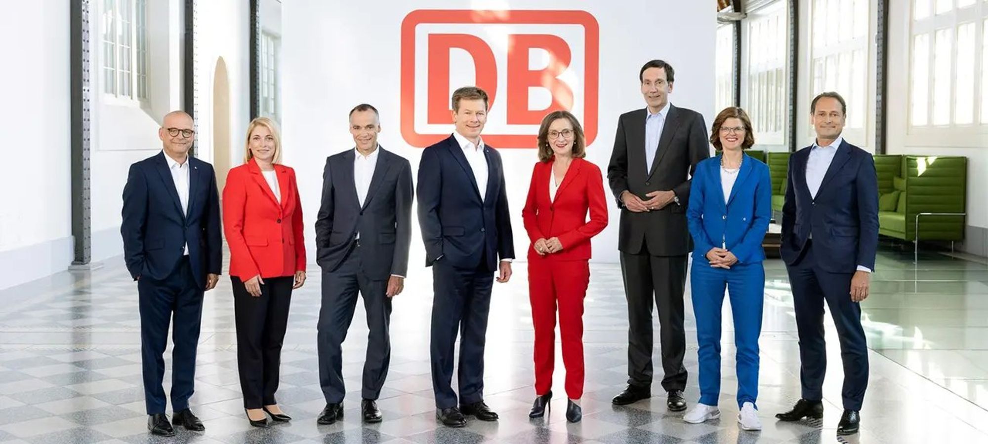 Ein Foto mit den DB-Vorständen Martin Seiler, Evelyn Palla, Berthold Huber, Richard Lutz, Sigrid Nikutta, Levin Holle, Daniela Gerd tom Markotten und Michael Peterson