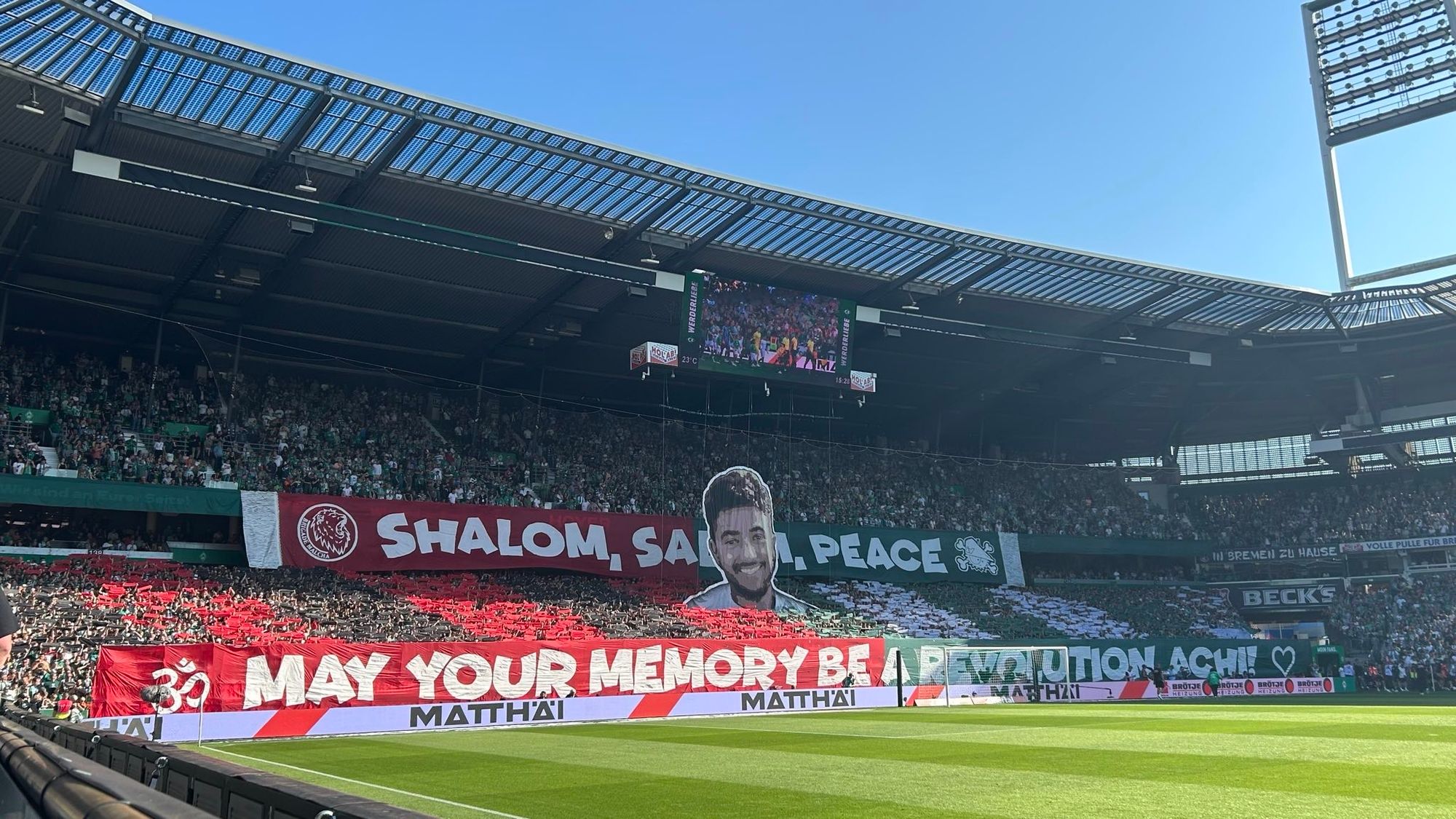 Choreo von Infamous Youth für Hersh. „Shalom, Salam, Peace / May your memory be a revolution, achi!“ in schwarz/rot und grün/weiss