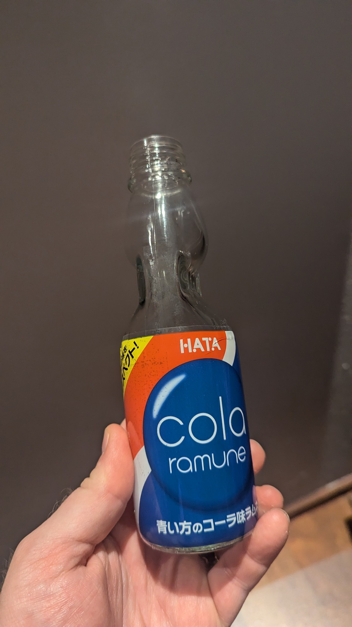 Lasipullo, etiketissä Cola ramune ja japanilaista kirjoitusta