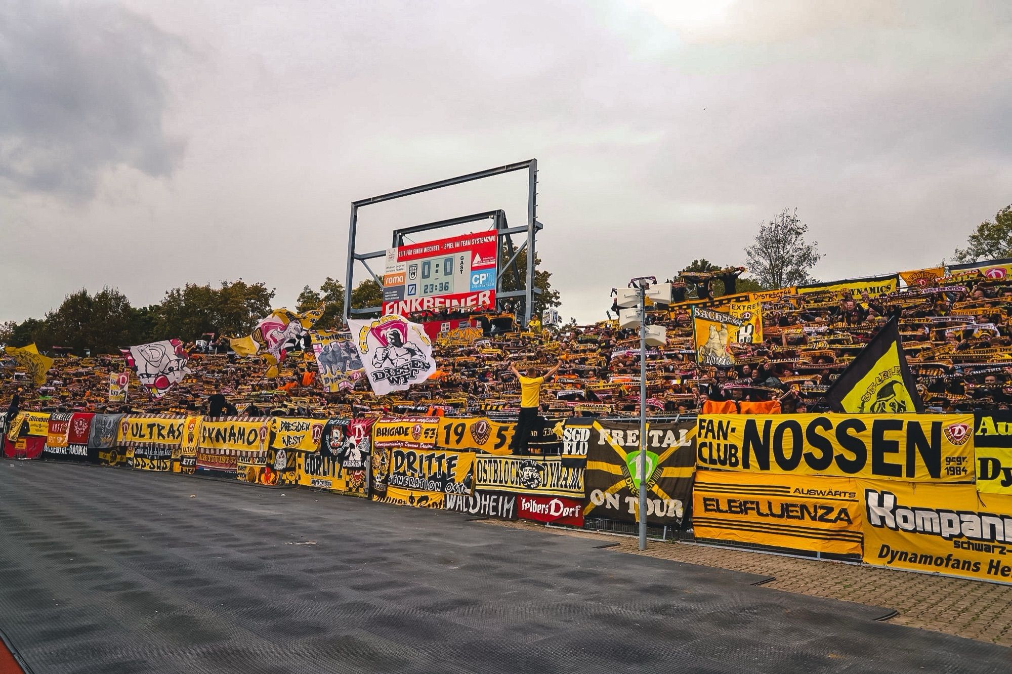 Dynamo-Dresden-Fans im Gästeblock des SSV Ulm