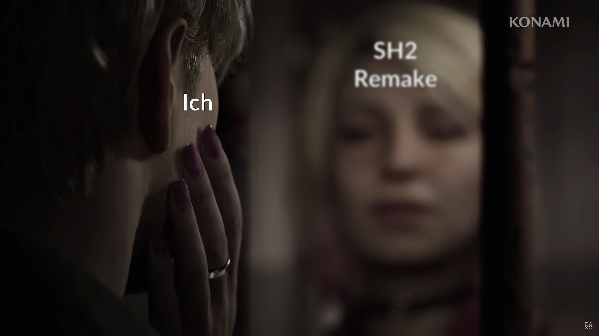 Screenshot aus dem Story Trailer zum Remake von Silent Hill 2: Links vorne ist James von hinten zu sehen. Auf seiner Wange steht "Ich". Vor ihm steht Maria. Auf ihrer Stirn steht "SH2 Remake". Beide trennen Gitterstäbe und Maria berührt James durch diese sanft mit ihrer Hand an seiner Backe/Wange. Alles, was sich hinter den Gitterstäben befindet, inklusive Maria, ist noch unscharf