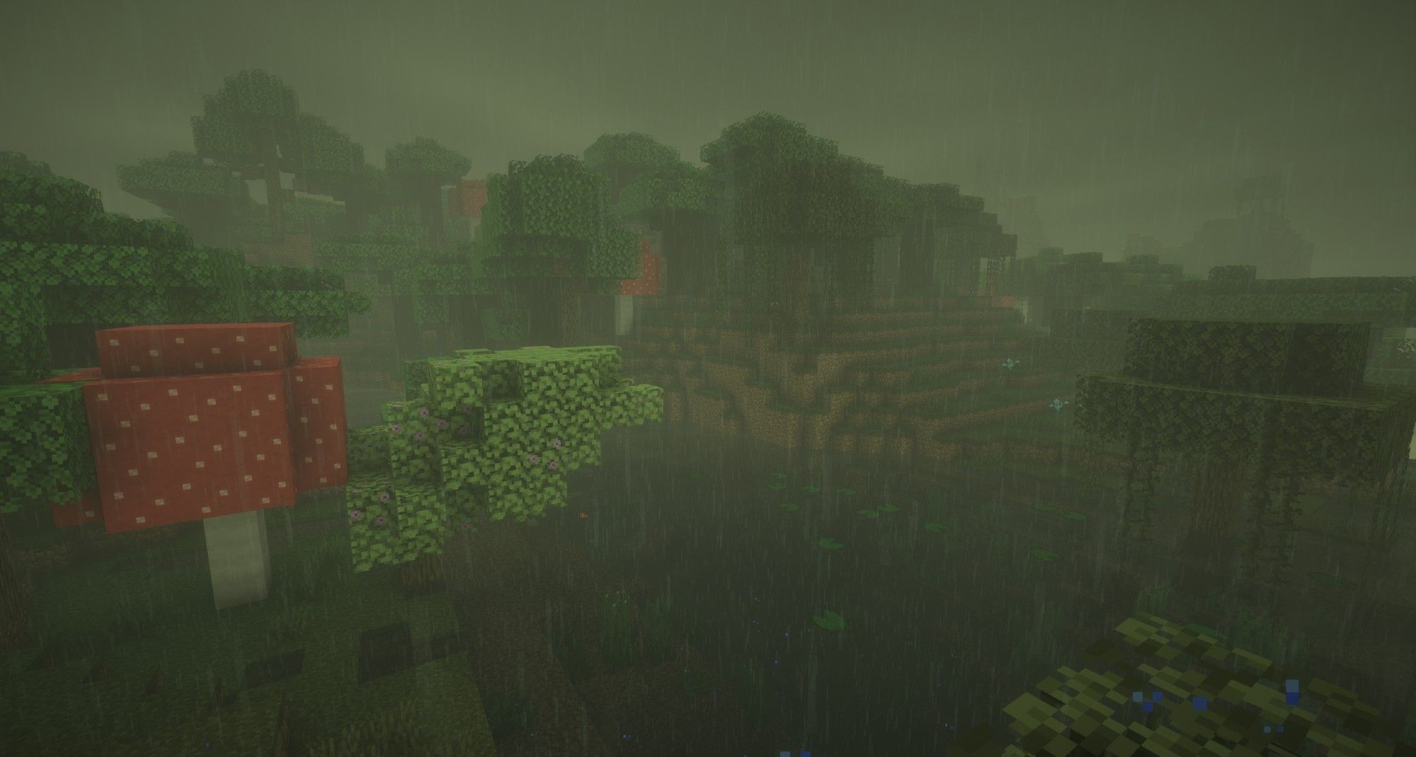 Screenshot aus dem Spiel Minecraft:
Blick auf einen Sumpf bei Regen mit diversen Gewässern, Seerosen, Bäumen und einem großen roten Pilz im Vordergrund